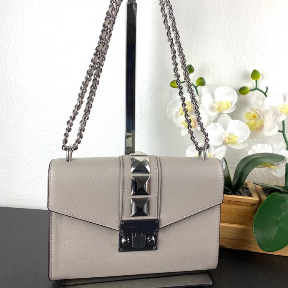 Michael Kors Rose, 35FOSXOL8L MED Flap Shoulder, Pearl Grey studded handbag